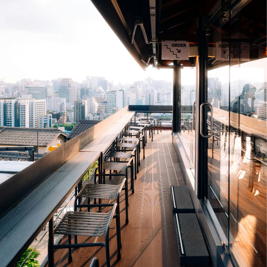 Drinks em um rooftop ou bar local